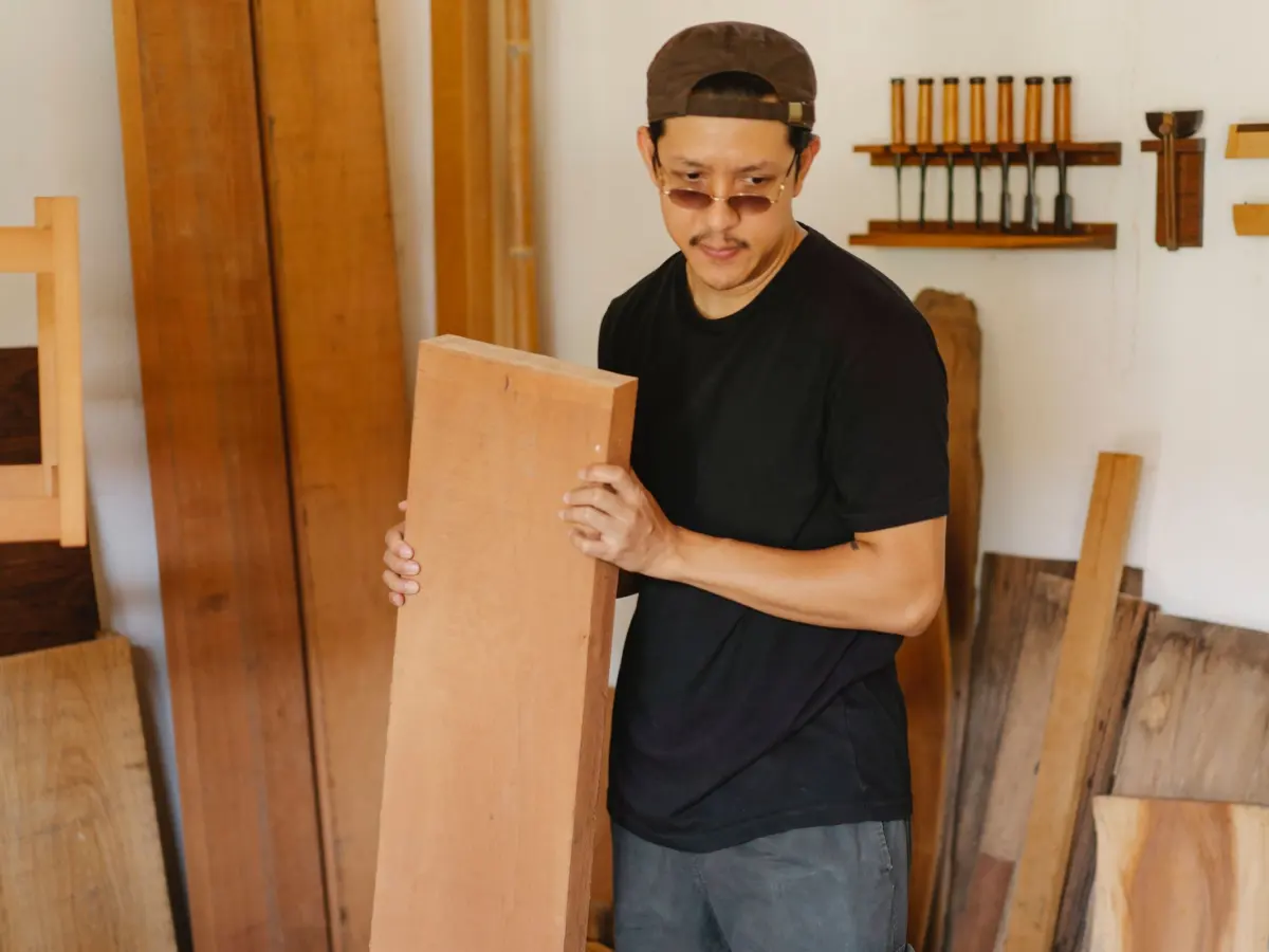 Artisan menuisier choisissant une planche de bois