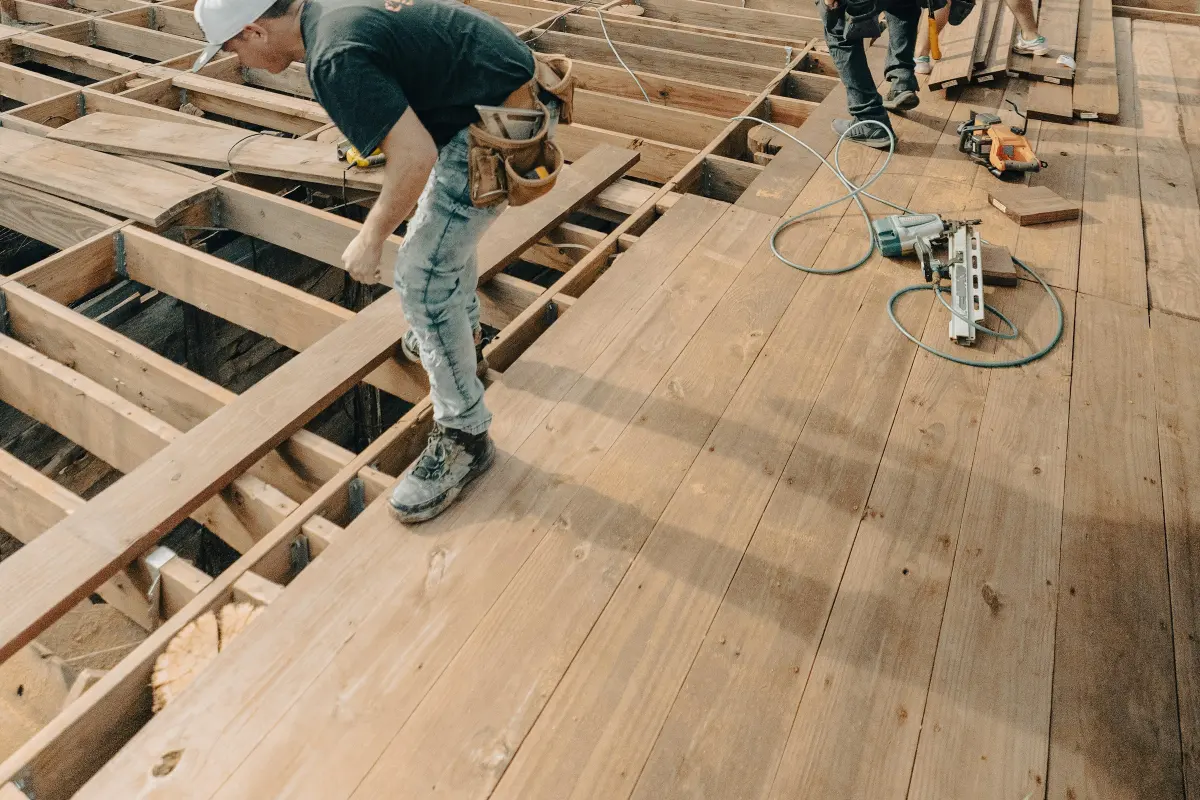 Artisan travaillant sur l’ossature d’une terrasse