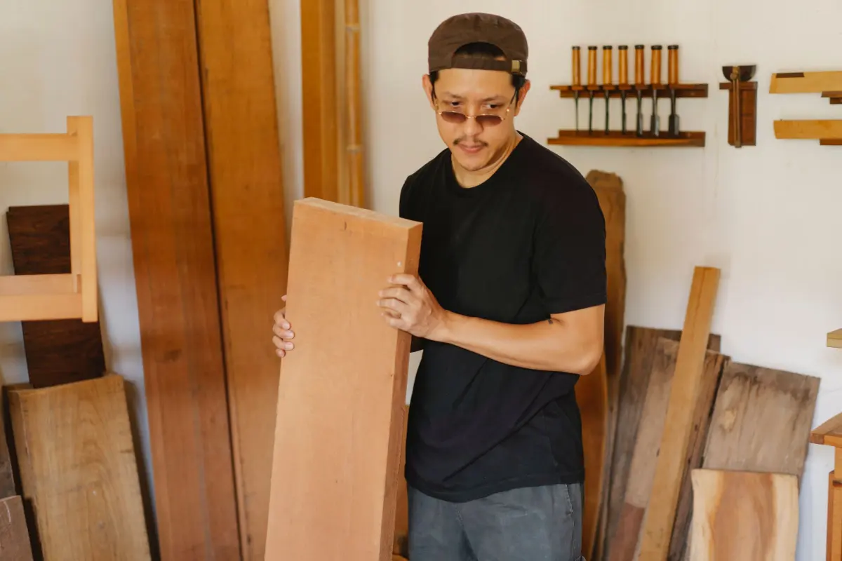 Artisan menuisier choisissant une planche