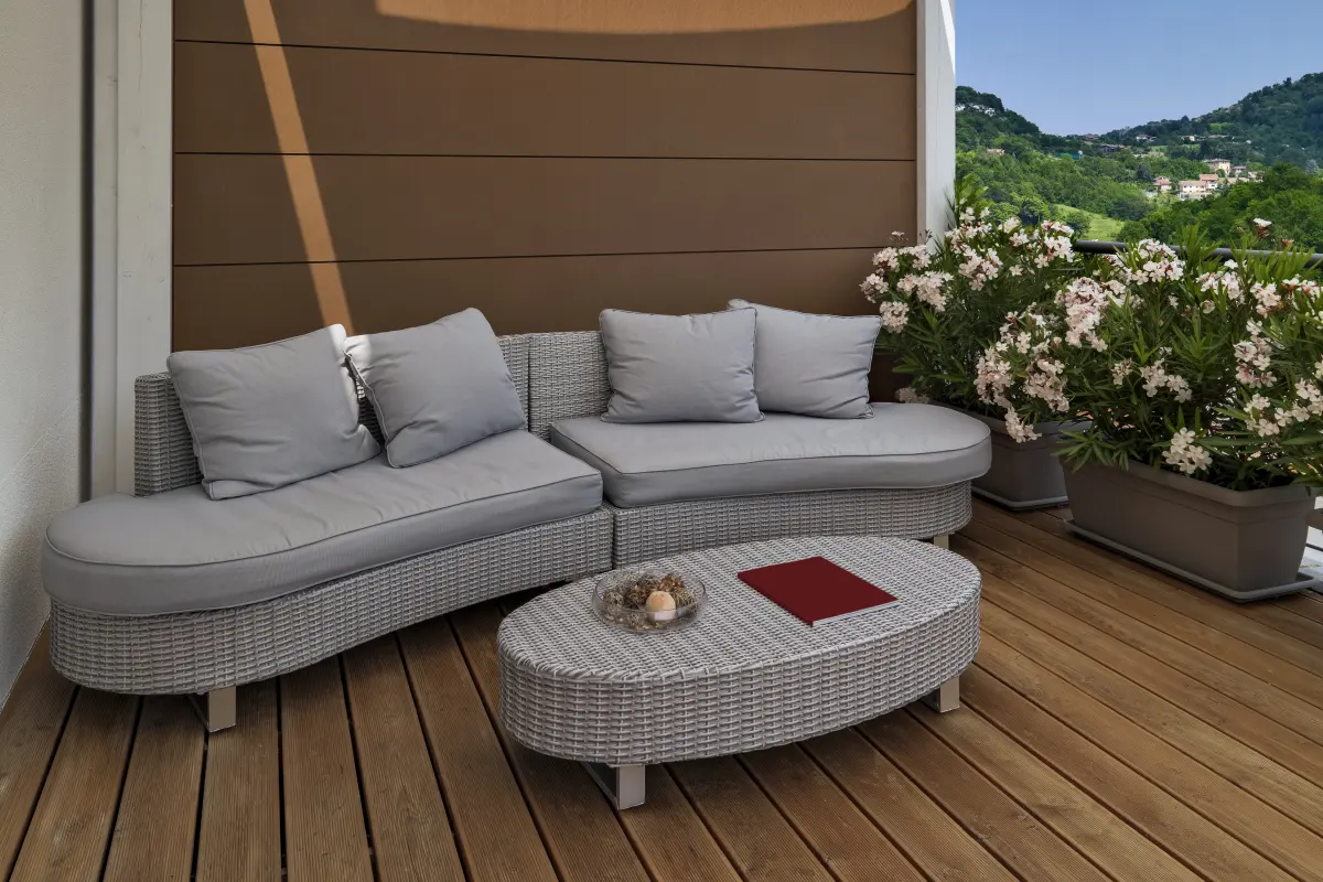 Canapé en rotin sur une terrasse en bois à Antibes