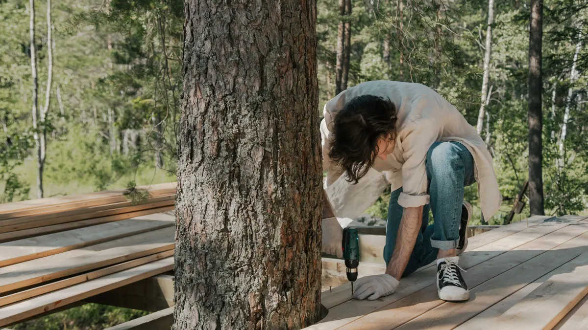 Vissage d’une lame lors de la rénovation d’une terrasse en bois