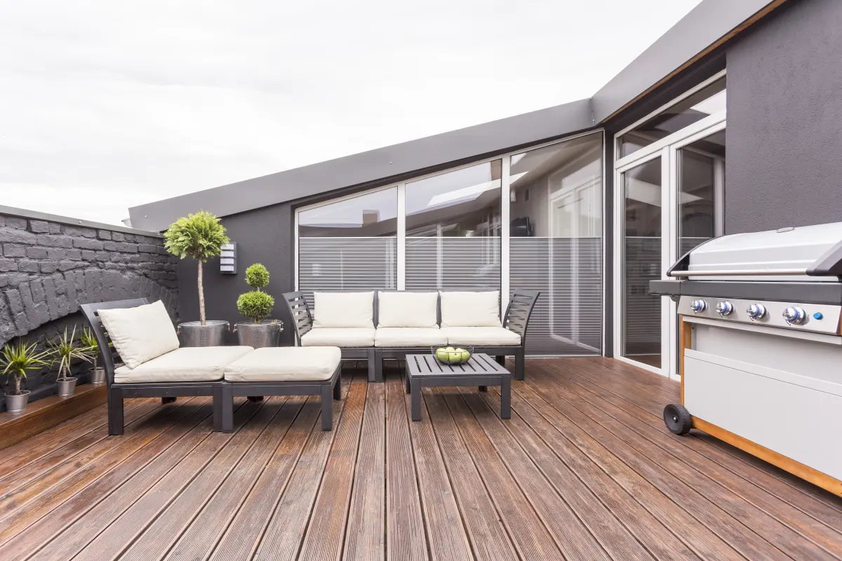 Terrasse en bois au Cap d'Antibes : toit-terrasse en bois avec salon d’extérieur