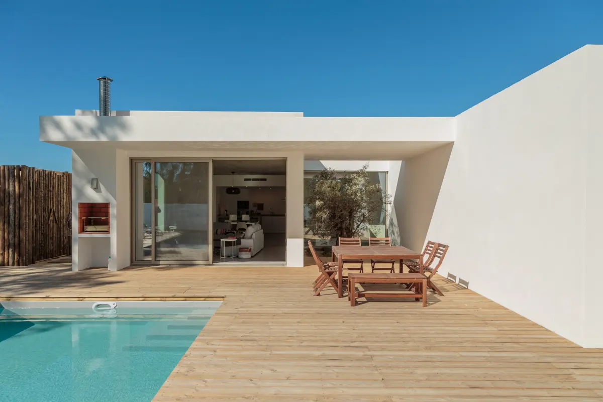 Terrasse en bois à Fontmerle à Antibes : plage de piscine en bois d’une maison contemporaine
