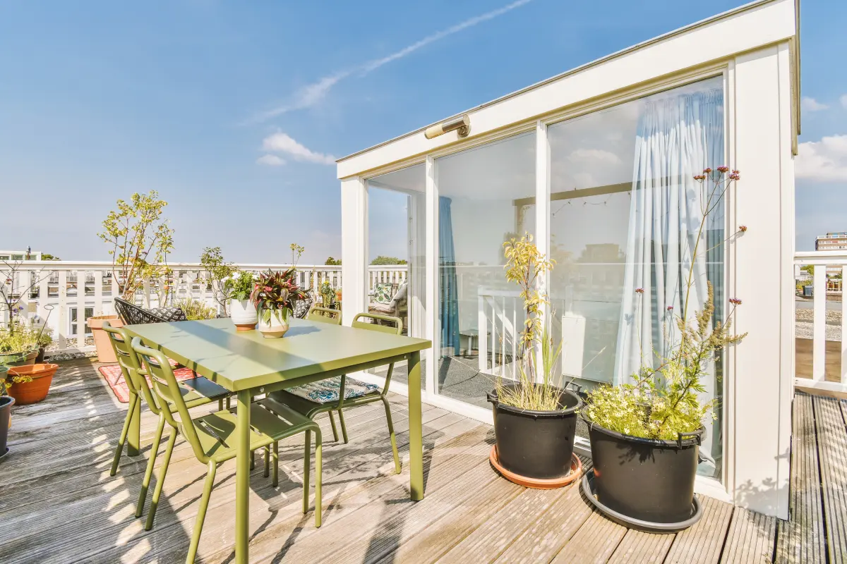 Terrasse en bois à Juan-les-Pins : terrasse en bois lumineuse avec table et plantes