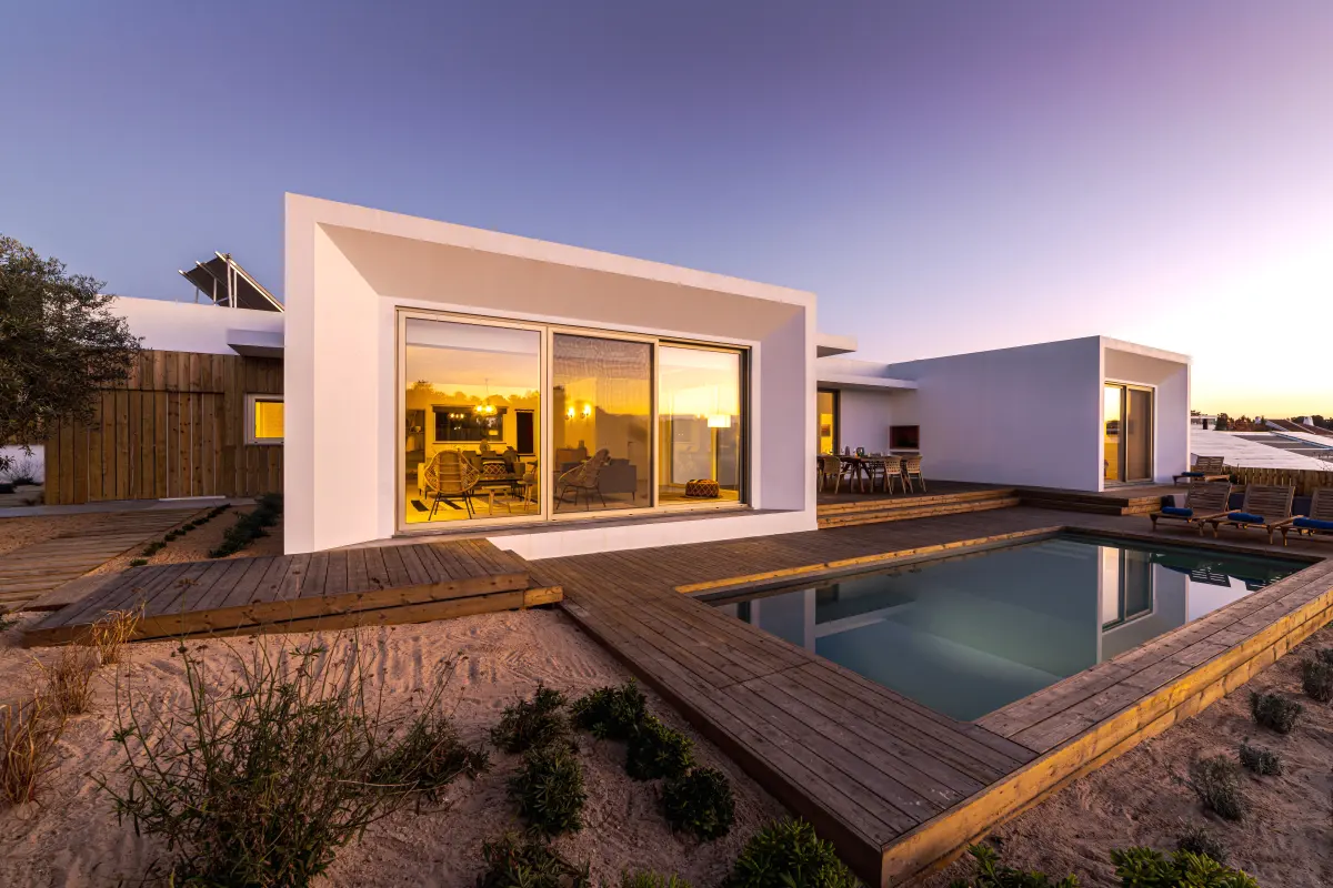 Terrasse en bois à La Constance à Antibes : terrasse en bois et piscine d’une villa contemporaine
