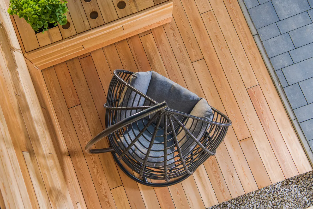 Terrasse en bois à La Fontonne à Antibes : terrasse en bois naturel avec fauteuil suspendu