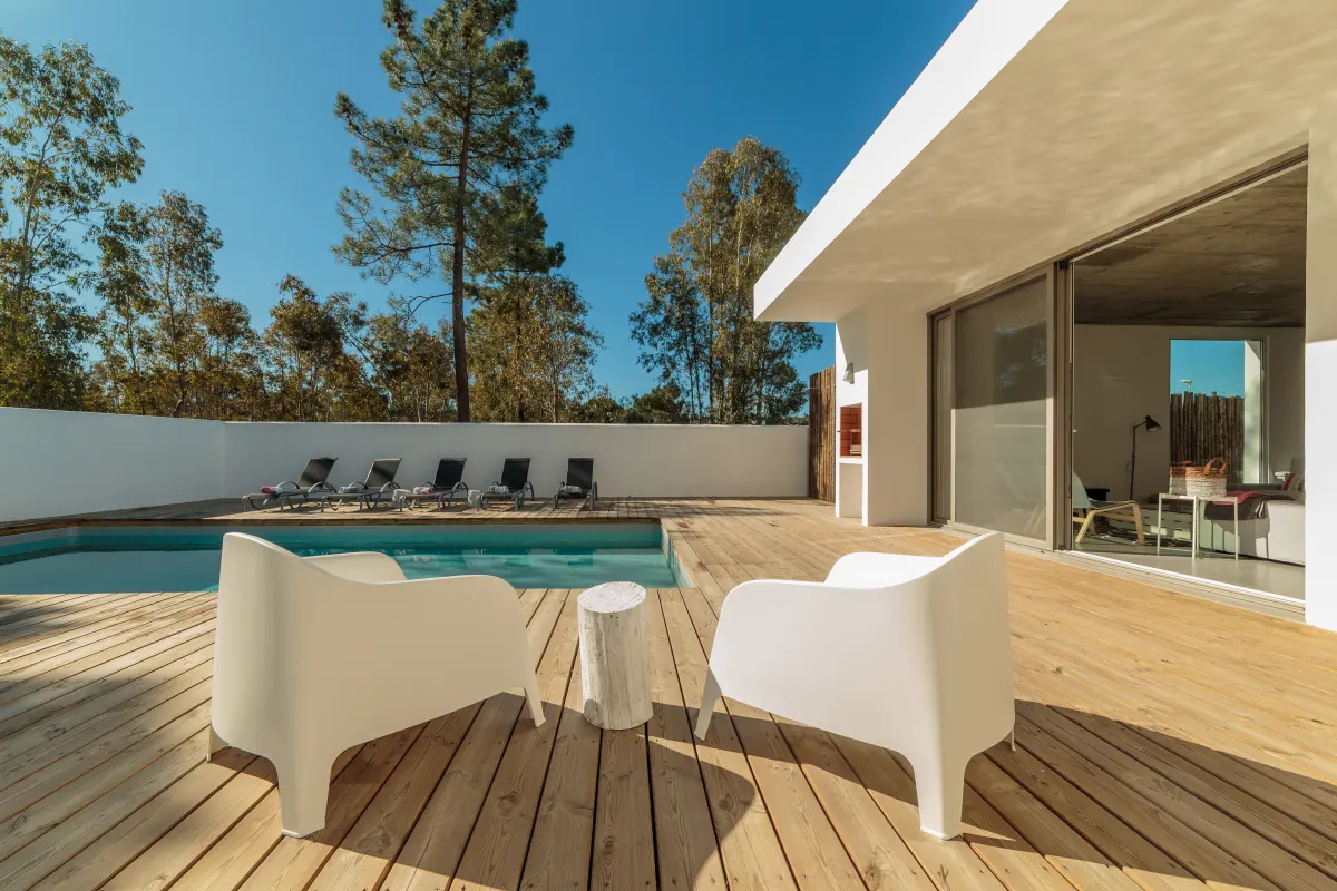 Terrasse en bois aux Semboules à Antibes : terrasse en bois avec salon de jardin près de la piscine