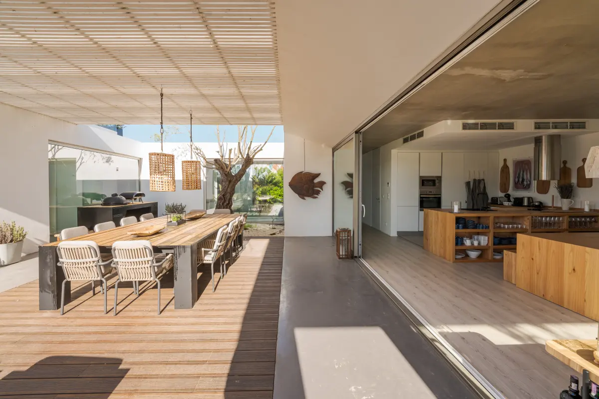 Terrasse en bois aux Trois Moulins à Antibes : terrasse en bois prolongeant le séjour d’une villa