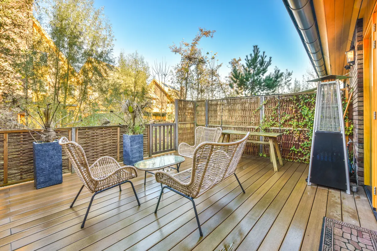 Terrasse en bois autour du Port Vauban à Antibes : terrasse en bois avec fauteuils en rotin