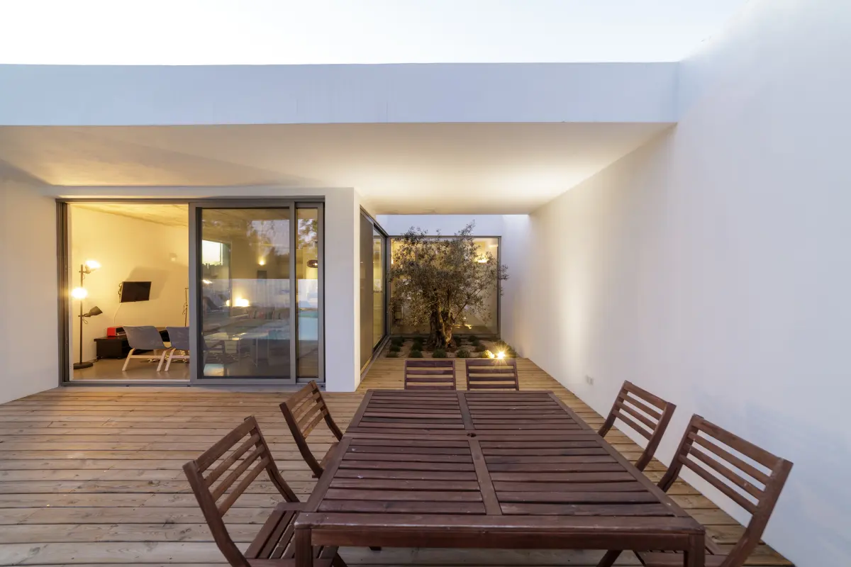 Terrasse en bois à Saint-Jean à Antibes : terrasse en bois avec grande table d’extérieur