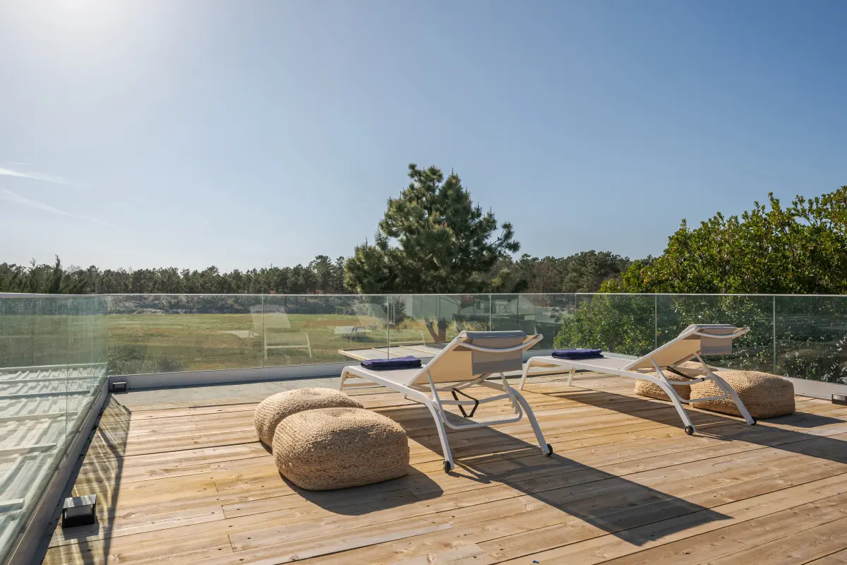 Terrasse en bois à Saint-Maymes à Antibes : terrasse en bois couverte avec salle à manger d’été