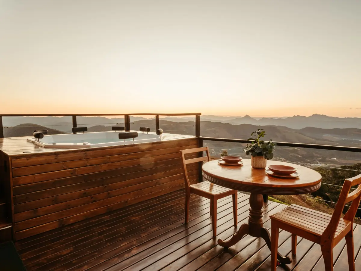 Terrasse en bois avec spa et vue dégagée à Antibes